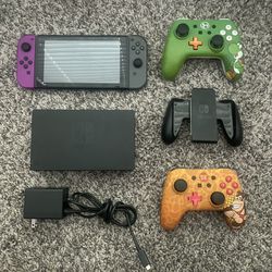 Nintendo Switch + Dock, 2.5 Controllers