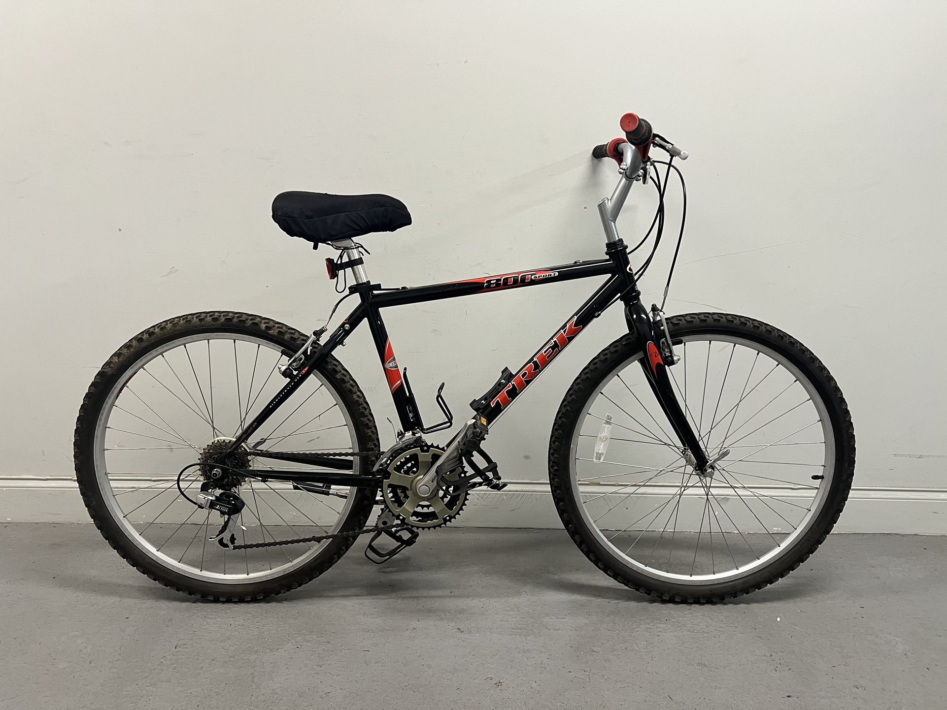 TREK 800 SPORT Mountain Bike 18” Frame Bicycle (Good condition) PICK UP IN CORNELIUS