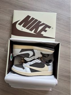 Size 9 men jordan 1 low