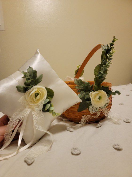 Wedding Basket And Pillow