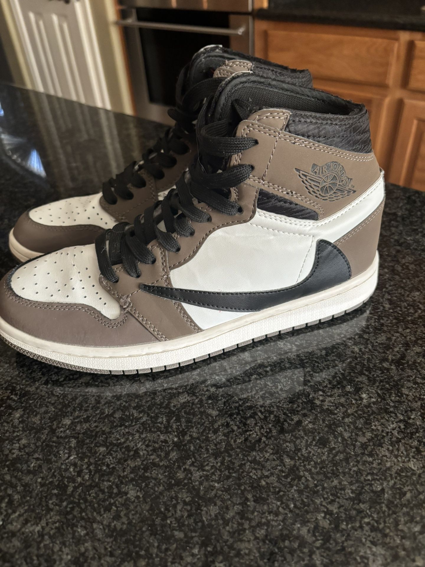 Air Jordan, Nikes , Extremely Well Kept.. Sizes 9.5-12 Air Jordan / Travis Scott Cactus Jack