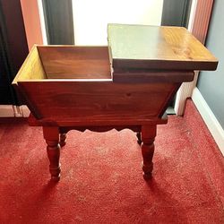 Beautiful Early American Pine Nut Maple Dough Box Table