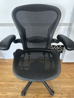 Herman Miller Aeron Fully Loaded Size B In Excellent Condition. 
