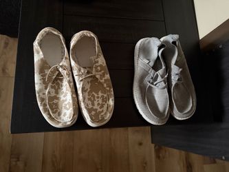 Couple pairs of hey dudes size 9
