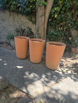 Plastic planter pots