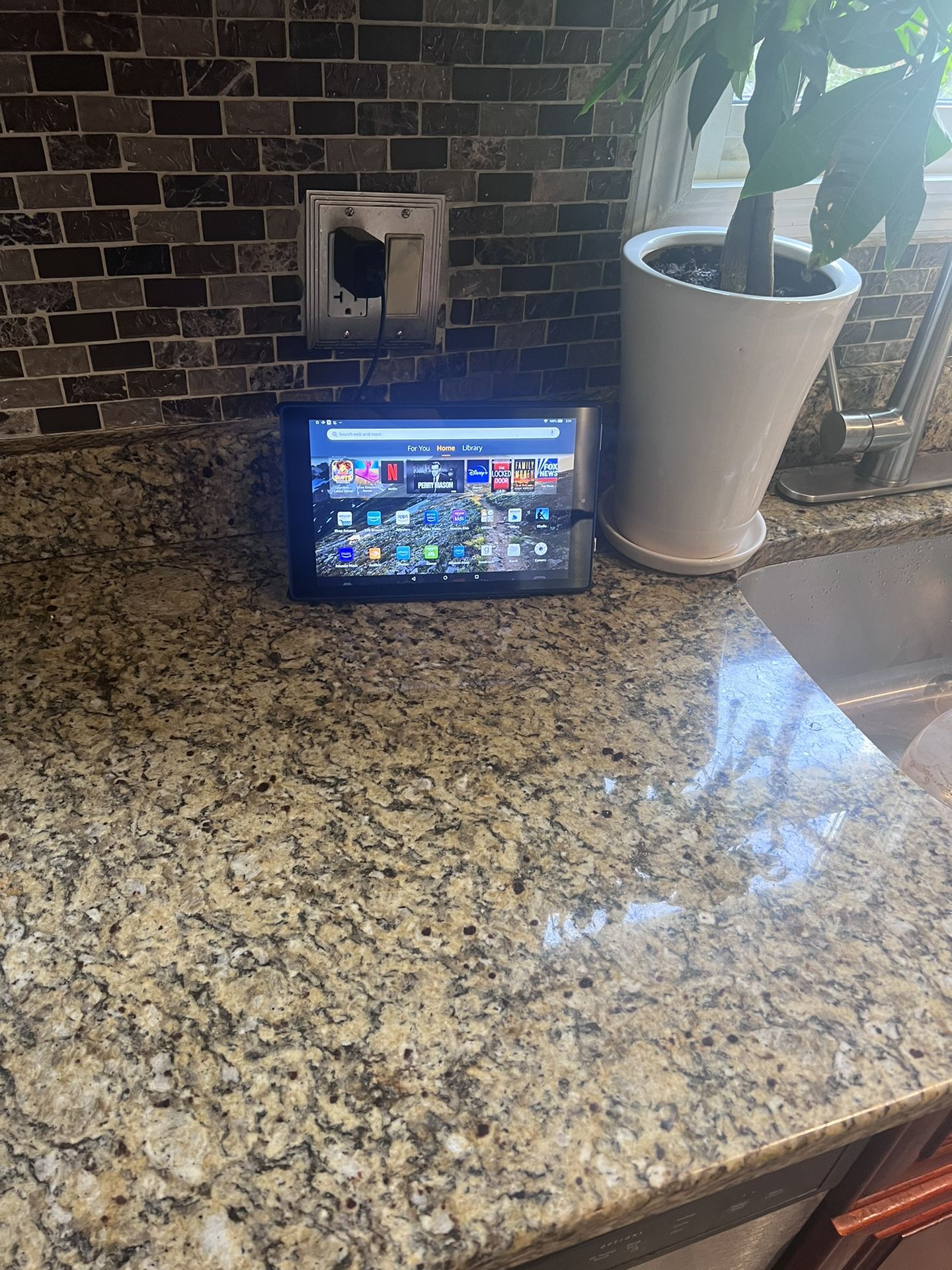 Amazon Fire Tablet 10 + Show mode Dock