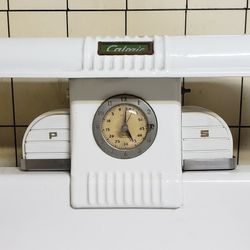 40" Vintage Caloric  Gas OVEN With Salt And Pepper Shakers !