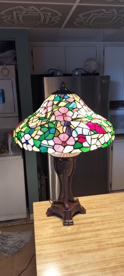 BEAUTIFUL STAINED GLASS TABLE LAMP.