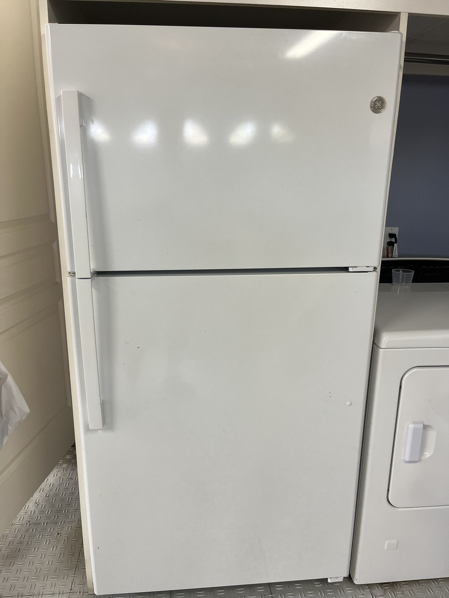 Garage-Ready 21.9-cu ft Top-Freezer Refrigerator
