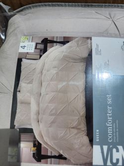 QUEEN 4 piece Comforter Set Brand New