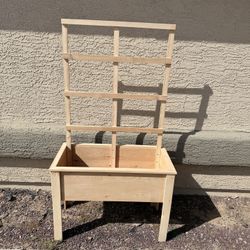 Cedar Planter With Trellis 