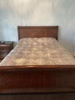 🛏️ Bedroom Furniture Set – Solid Wood Sleigh Bed, Dresser & Nightstand 🪞