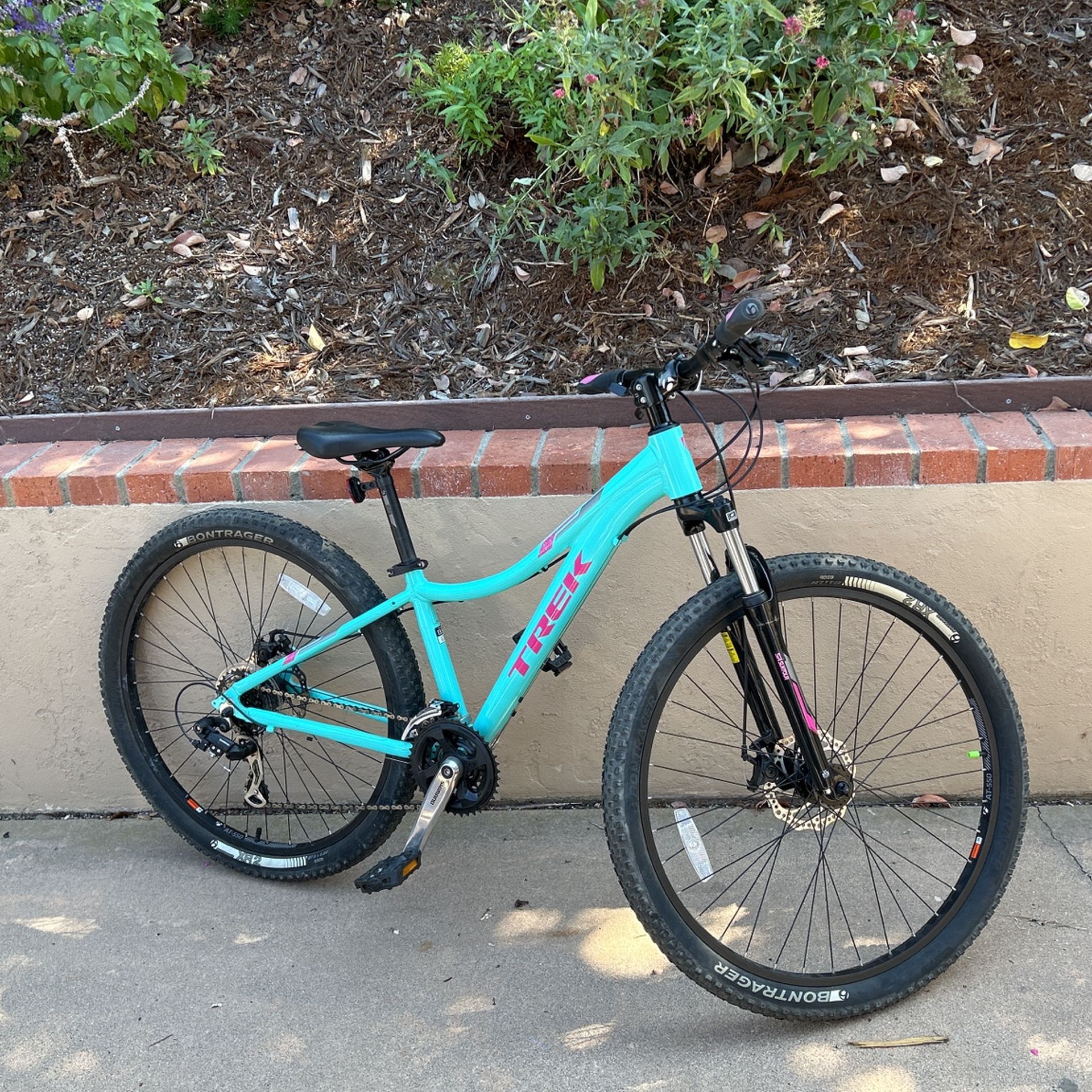 trek bicycle la mesa Madone SL 6 Performance Road Bike 2022 Sizes: 56cm, Colours: Vipe so get ready to crush your PRs aboard this super fast steed Trek Skye S Girls Mountain