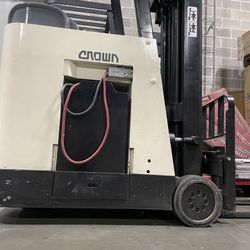 CROWN ELECTRIC STANDUP FORKLIFT 3000 LBS.