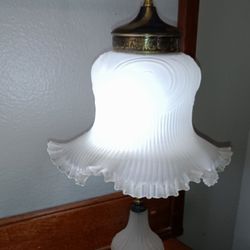 Antique Glass Ruffled Shade Table Lamp 