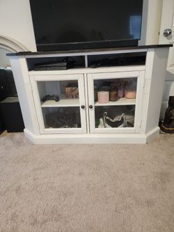 Corner tv stand