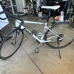 Giant Defy Road Bike – ALUXX SL Aluminum, Shimano 105, 700c Wheels