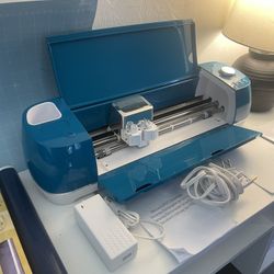 Cricut 2 Air Explore 2 - with vinyl paper & Transfer paper. (My loss your gain)