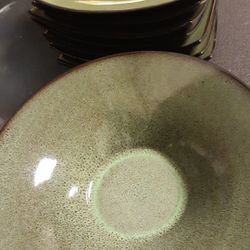 Green and brown dinner plate set