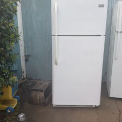 Refrigerator/ Refrigerador 