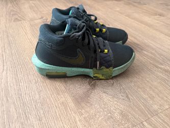 Size 4 Big kid Nike Sneakers