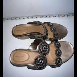 Solesenseability Gwendolyn Metallic Sandals Size 6.5 Comfort Wedge silver bead
