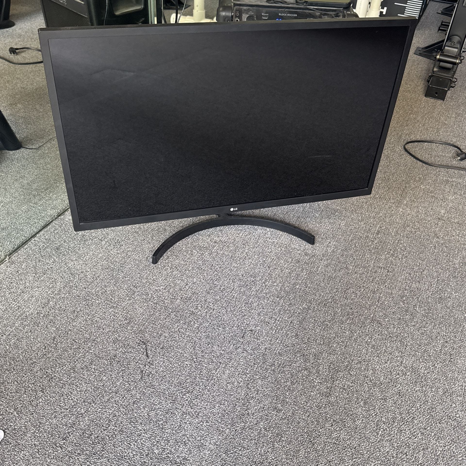 LG 32” monitor 