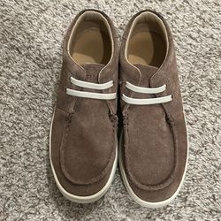 These shoes are Ariat Kids' Hilo Brown Bomber Suede, a comfortable and breathable option for children with elastic laces that do not tie