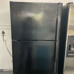 GE Refrigerator Top And Bottom With Ice Maker Im Color Black Used