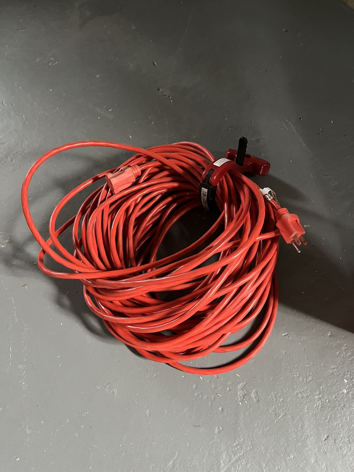 Indoor/Outdoor 100 ft Extension Cord