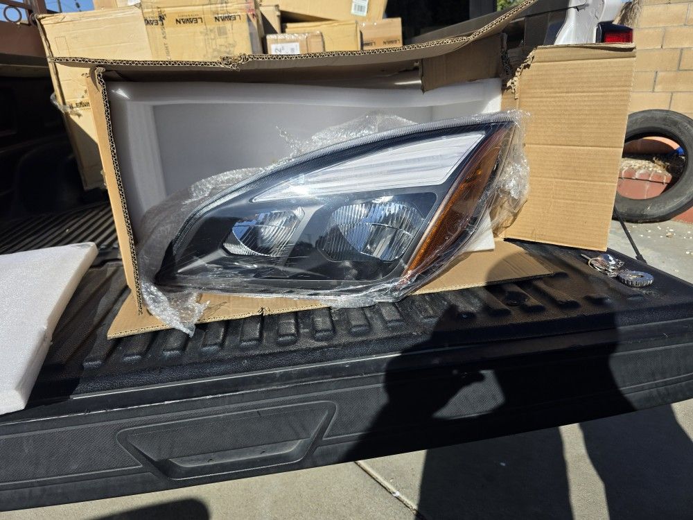 Freightliner Cascadia 2018-24 Driverside Headlamp