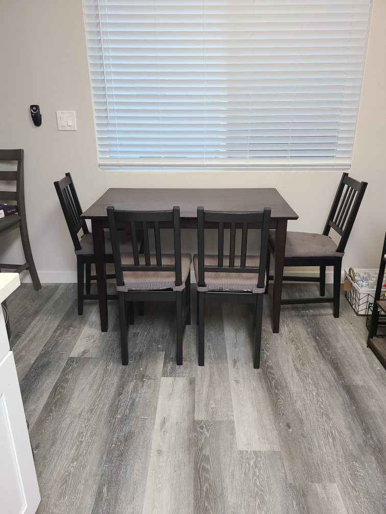 Dining Room Table & 4 Chairs Set