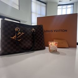 Authentic Louis Vuitton Handbag – Pristine Condition with Box & Papers!