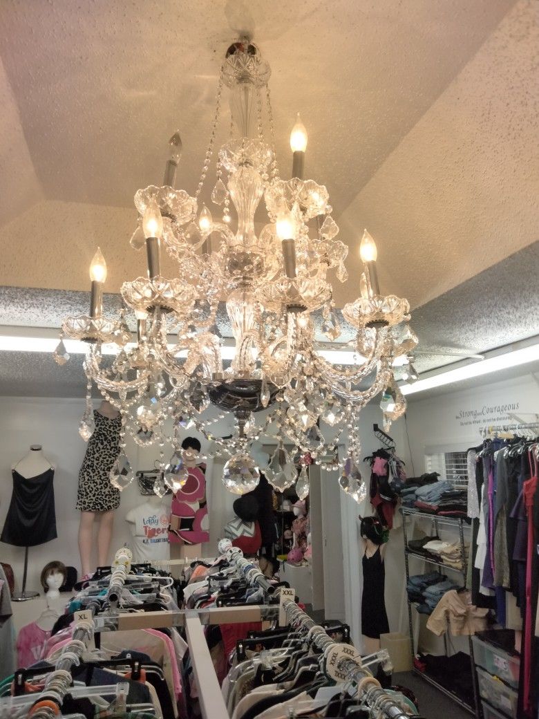 Absolutely Beautiful Chrystal Chandelier 