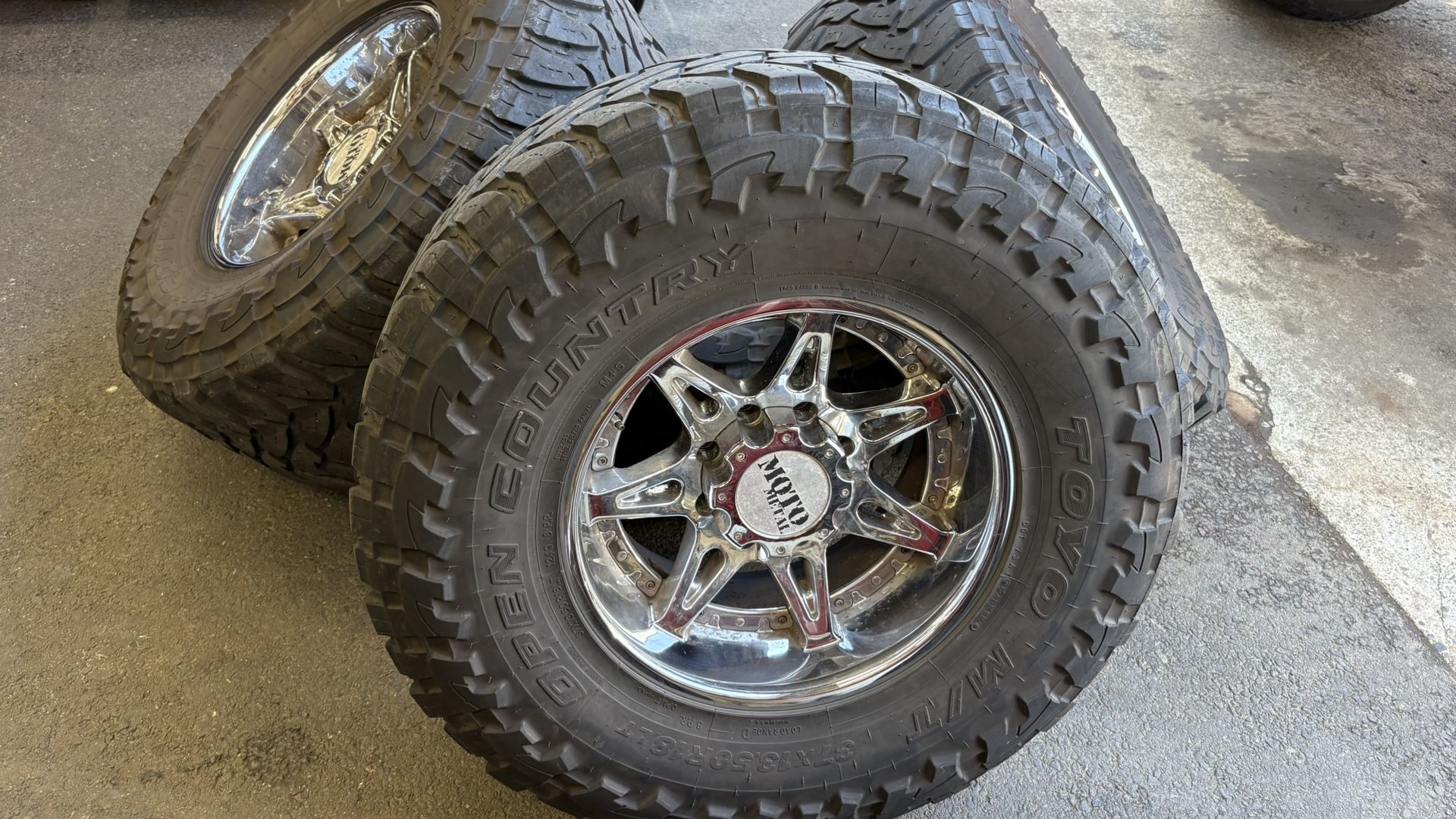 18 INCH MOTO METAL 8x170 rims and 37x13.50r18 tires
