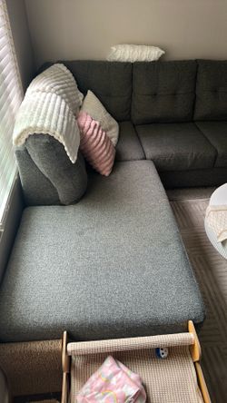 Sectional sofa with pull out bed