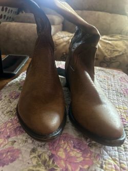 Women’s size 6 western boots like new condition