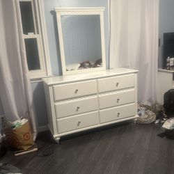 Dresser With Mirror