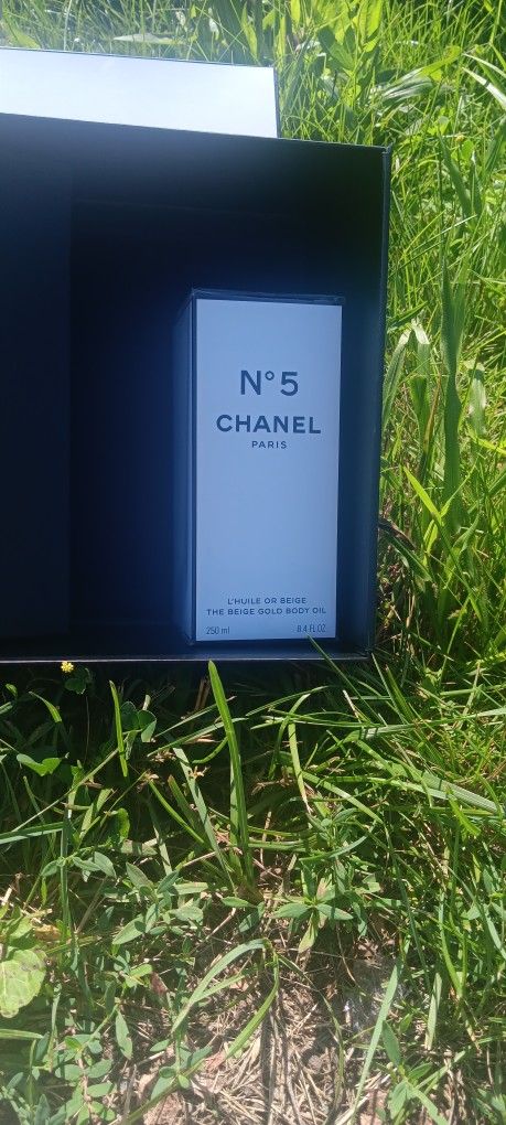 Channel #5 Body Oil.(gold Chips Infused)