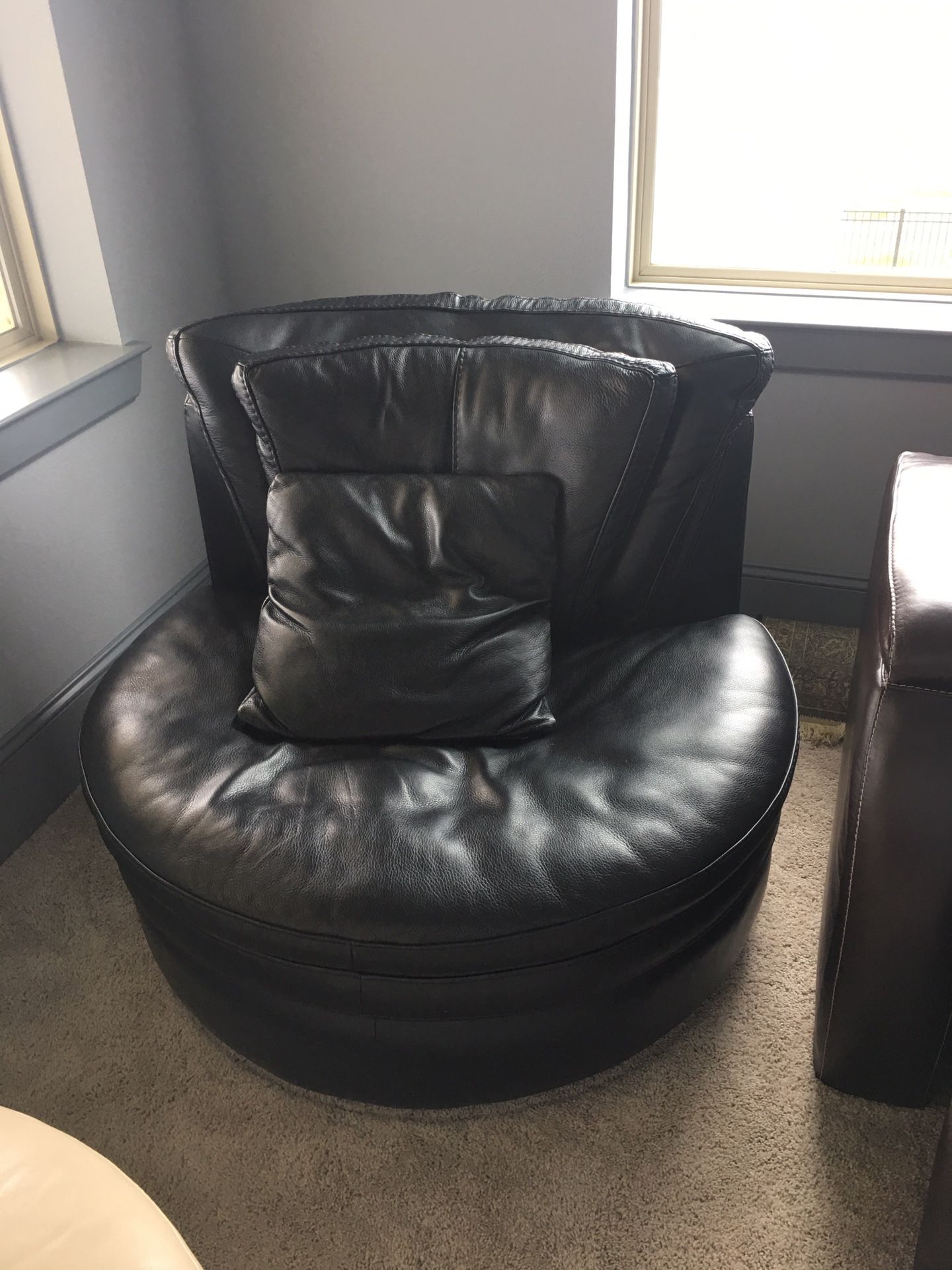 Star Furniture Black Cushioned 2 Person Swivel Chair