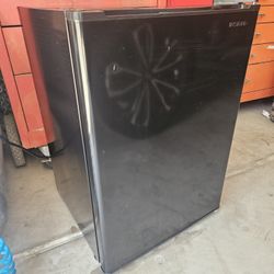 Mini Fridge Insigni 