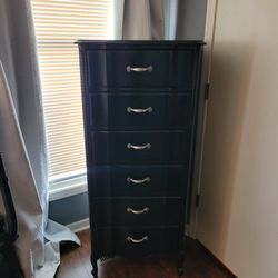 Dixie brand 6 drawer dresser / chest of drawers