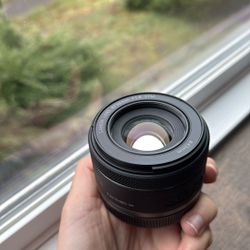Canon RF 50mm F1.8 lens 