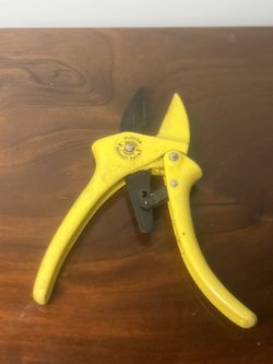 Florian Tools Ratchet Cut Pruner Yellow ORIGINAL Lawn Garden Shrub Trimmer RARE. Used in good condition with some cosmetic blemishes. These blemishes 