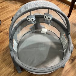Bassinet/ play pen 