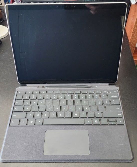 Surface Pro 8 (Almost NEW)