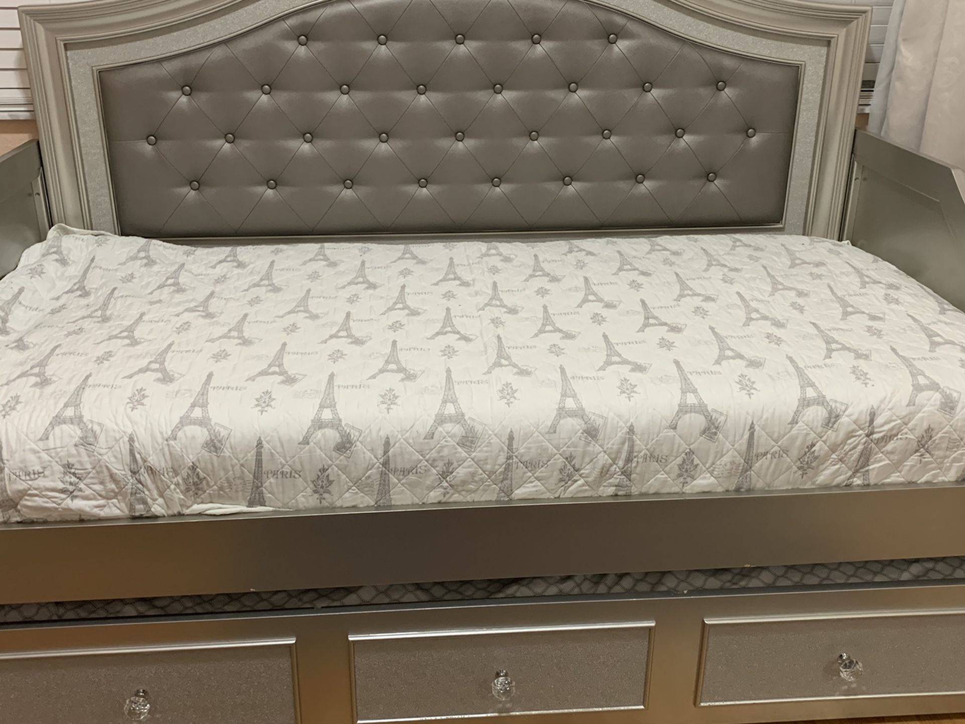 Sofia Vergara Petit Paris Silver 3 Pc Twin Daybed