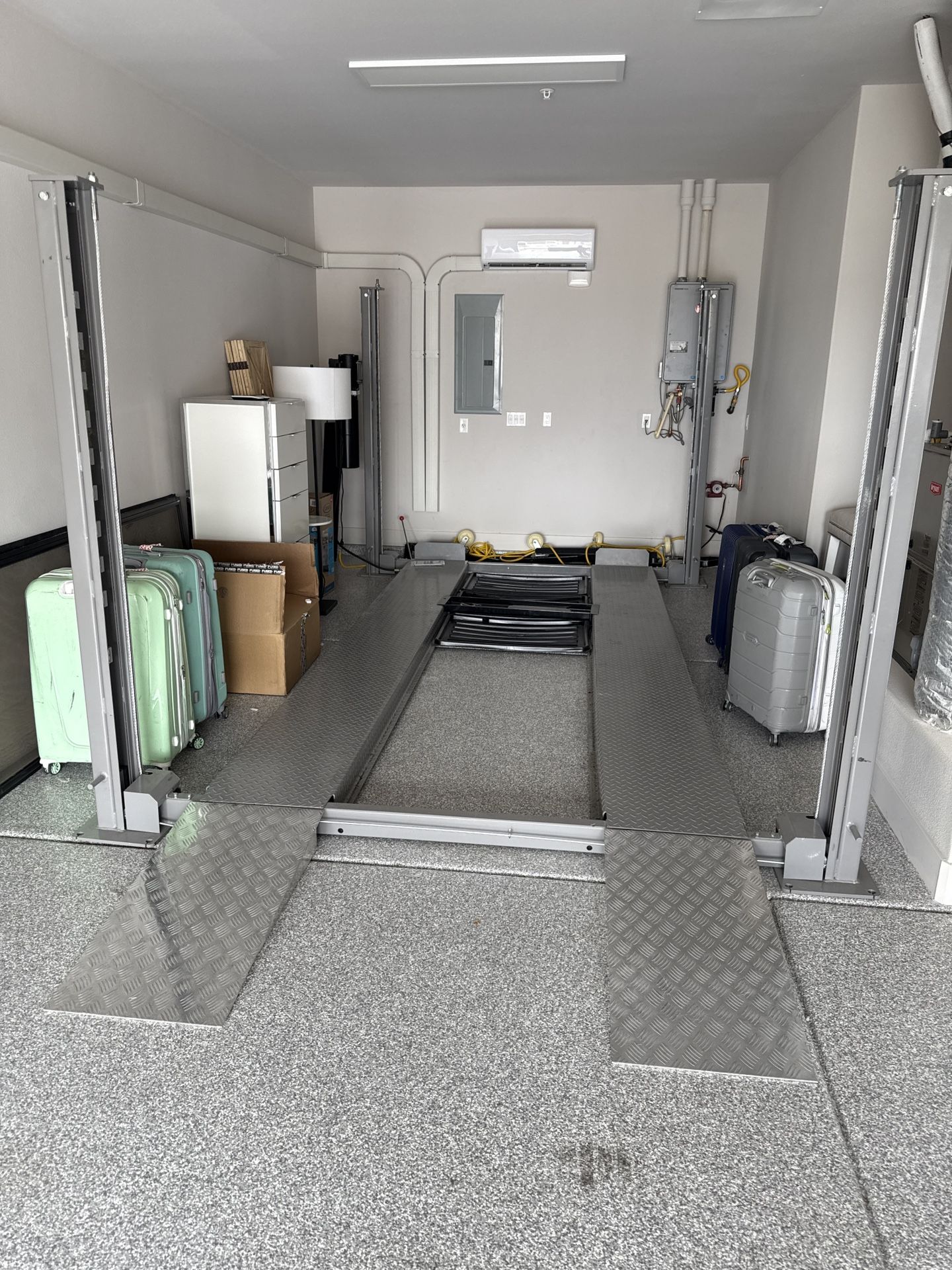 4-Post Car Lift – Great Condition, Perfect for Garage Use