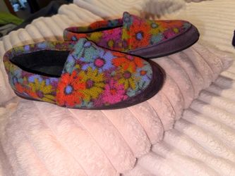 Acorn Moc house slippers featuring a colorful floral or pattern fleece upper Ladies 6.6 to 7.5 VGUC