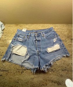 Women’s Levi's Medium-Wash Distressed Denim Shorts Size W29